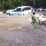 Vehículos atrapados en la quebrada Pepino, vía Mocoa San Francisco