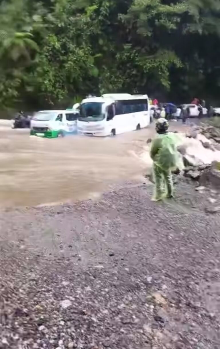 Vehículos atrapados en la quebrada Pepino, vía Mocoa San Francisco
